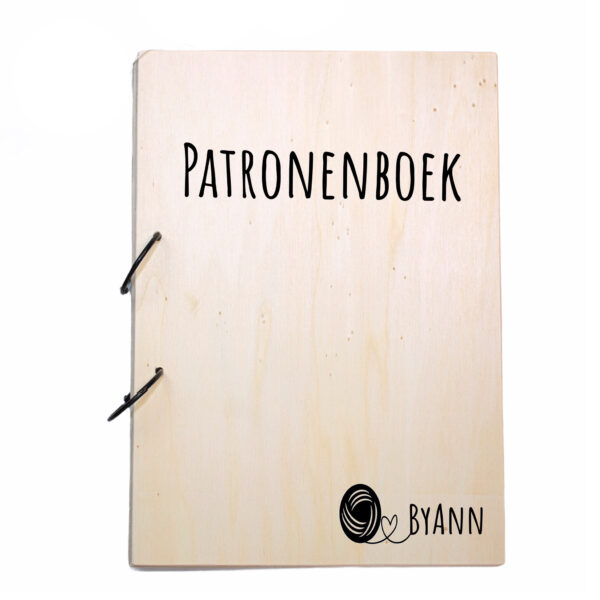 Brei of haak jij veel en heb je overal losse patronen slingeren? In dit boek kun je alle patronen op een toffe en eenvoudige manier bundelen. Op dit houten patronenboek kunnen wij jouw eigen logo of naam zetten.
