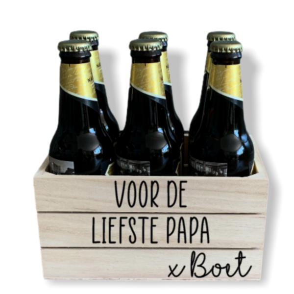 Dit gepersonaliseerde bierkratje is het ideale cadeau om te geven met Vaderdag. Verras jouw vader deze Vaderdag met dit unieke bierkratje van Zus & Hout.