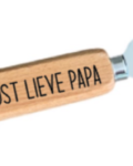 Deze houten bierkrat met een opener is een top pakket om cadeau te doen met vaderdag. Wij kunnen jouw eigen tekst op dit kratje zetten.