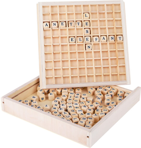 Wie kan de meeste woorden maken met deze houten dobbelstenen? Maak woorden met de 145 houten letter dobbelstenen van Small foot.