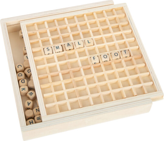 Wie kan de meeste woorden maken met deze houten dobbelstenen? Maak woorden met de 145 houten letter dobbelstenen van Small foot.