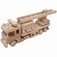 Unieke houten brandwagen. Leuk houten speelgoed.