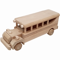 Deze houten schoolbus is uniek houten speelgoed en daarmee een leuk cadeau.
